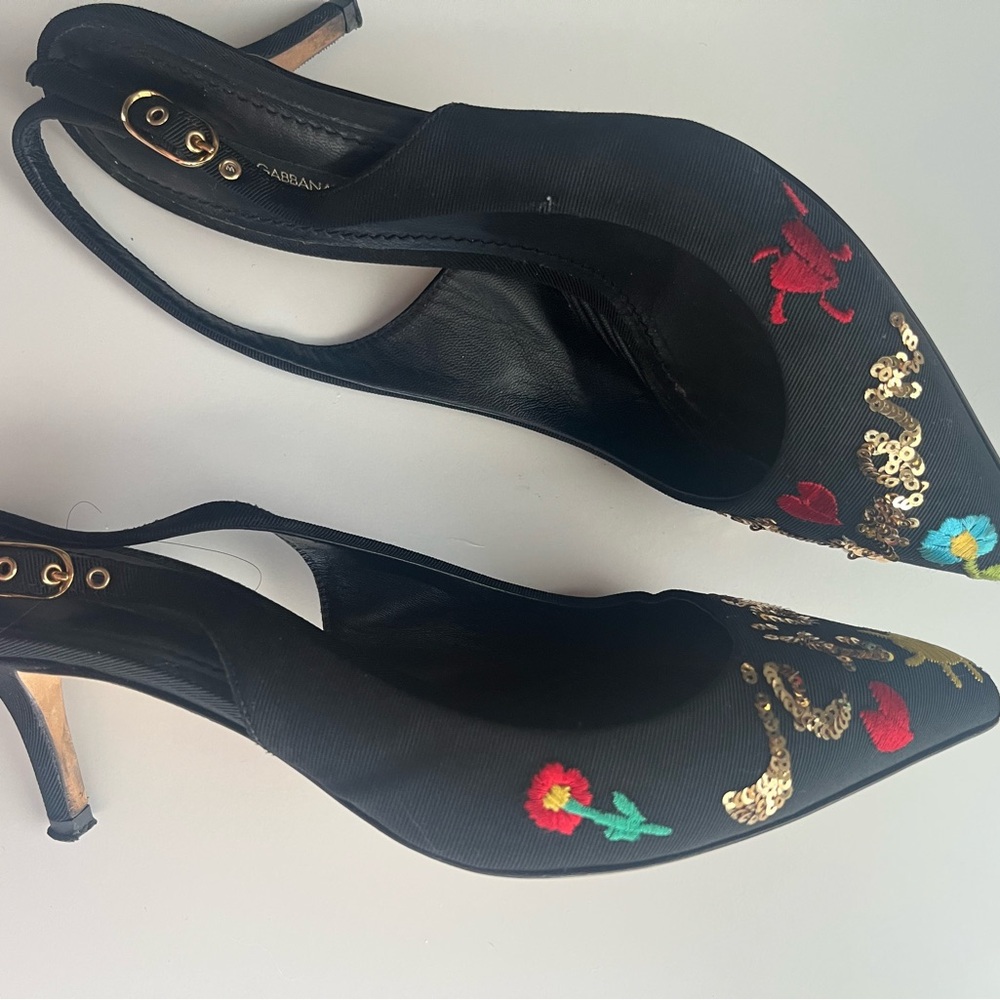 Dolce & Gabbana Black Heels with Colorful Embroidery